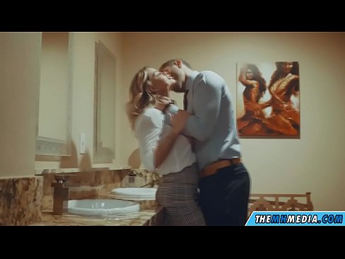 ❤️ Pamene blonde wabusty akunyengererani m'chimbudzi cha anthu onse Zolaula pa ife% ny.xxxpornolive.ru% ❤